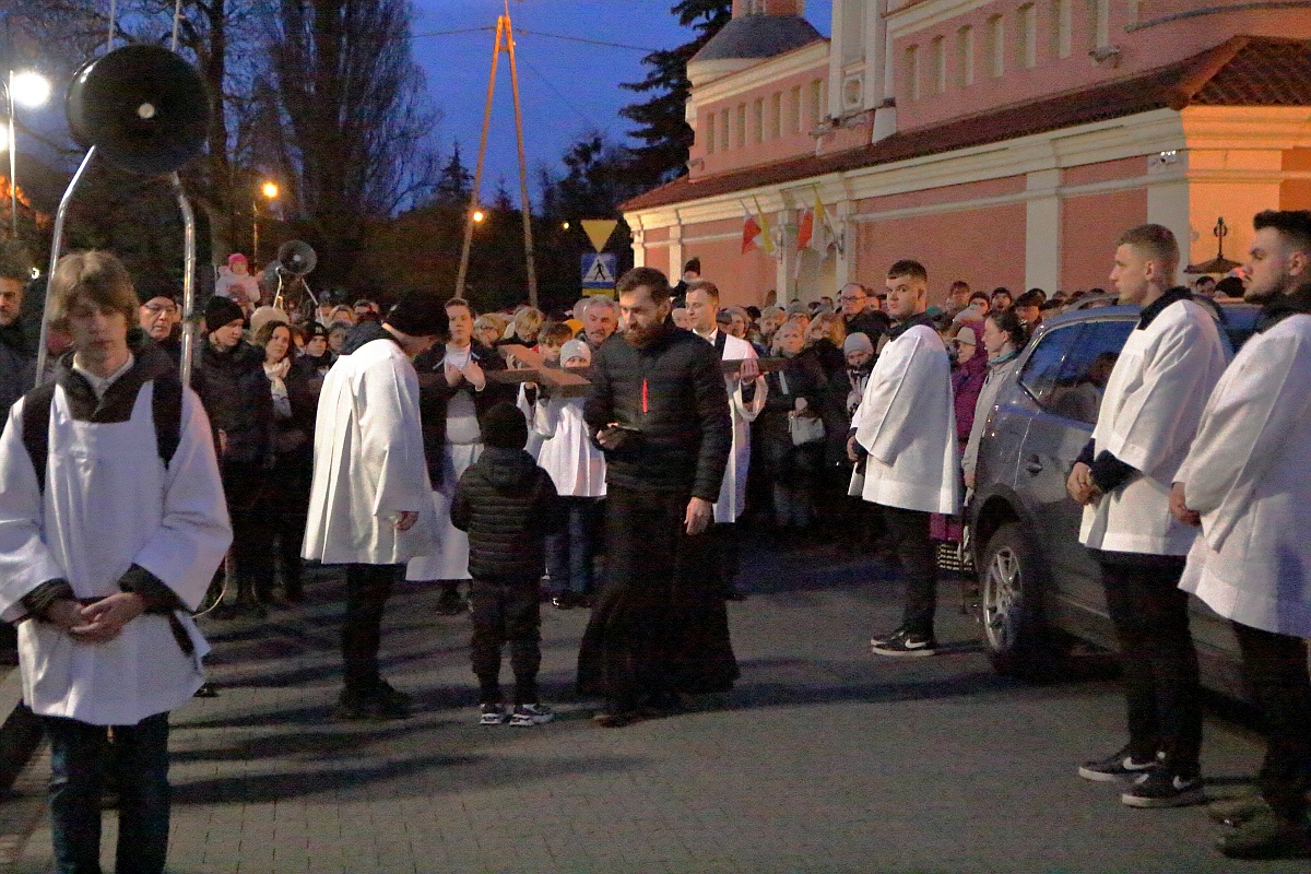 Droga krzyżowa w parafii pw. św. Antoniego Padewskiego w Ostrołęce [07.04.2023] - zdjęcie #27 - eOstroleka.pl