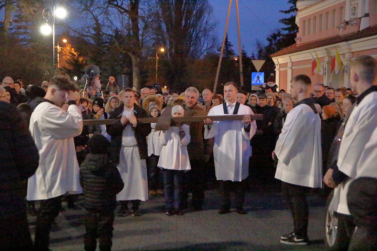 Droga krzyżowa w parafii pw. św. Antoniego Padewskiego w Ostrołęce [07.04.2023] - zdjęcie #26 - eOstroleka.pl