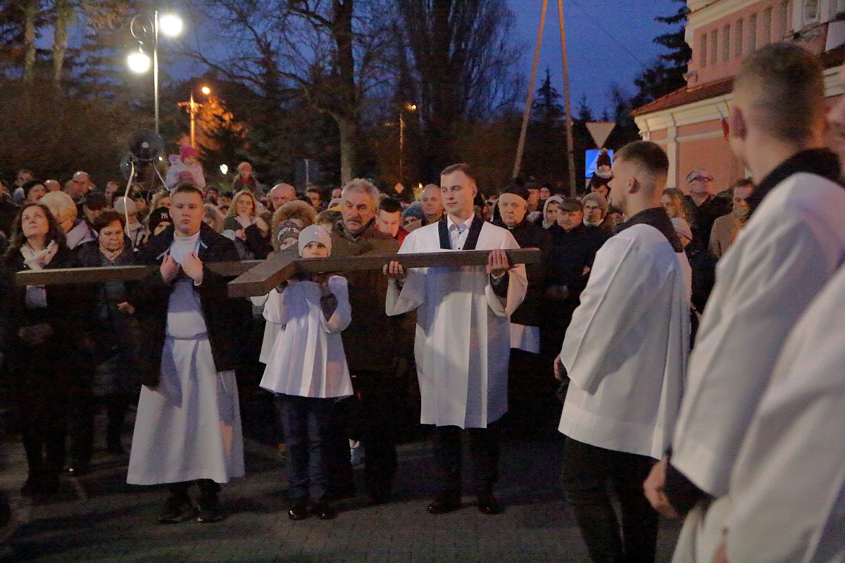 Droga krzyżowa w parafii pw. św. Antoniego Padewskiego w Ostrołęce [07.04.2023] - zdjęcie #25 - eOstroleka.pl