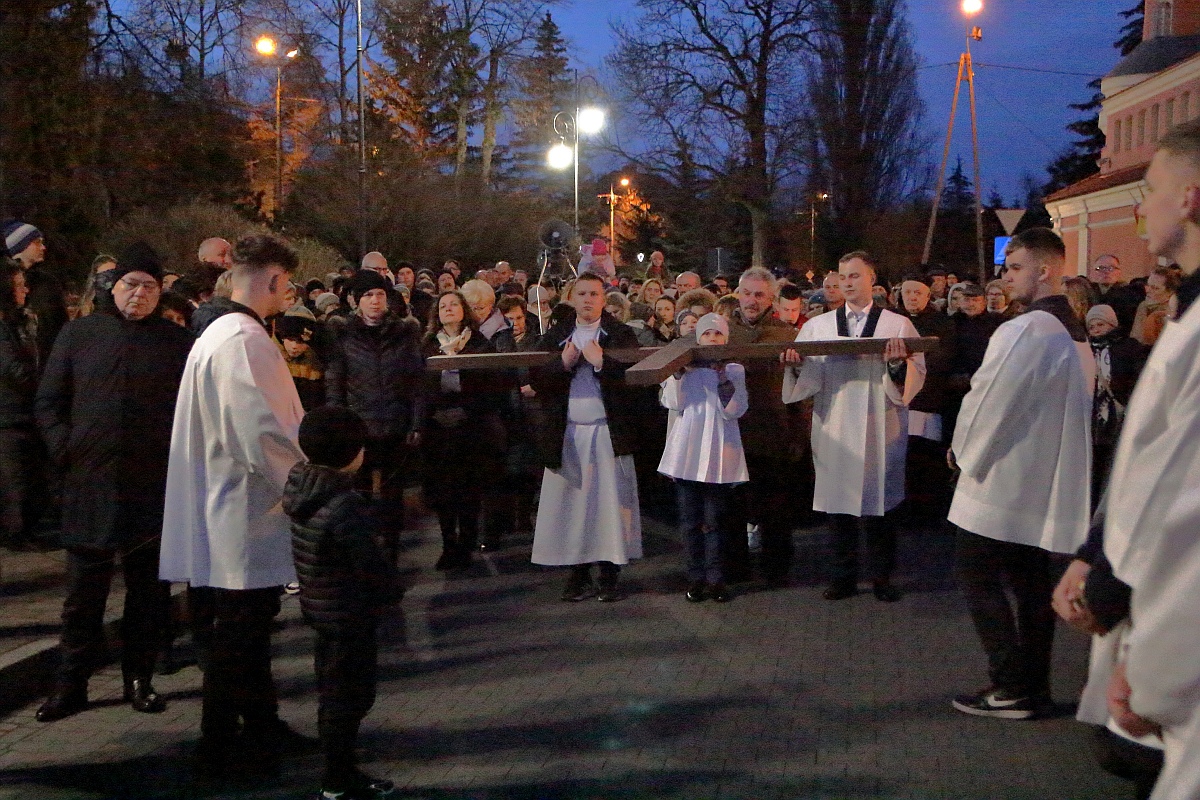 Droga krzyżowa w parafii pw. św. Antoniego Padewskiego w Ostrołęce [07.04.2023] - zdjęcie #24 - eOstroleka.pl