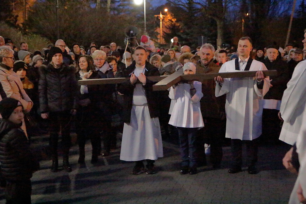 Droga krzyżowa w parafii pw. św. Antoniego Padewskiego w Ostrołęce [07.04.2023] - zdjęcie #23 - eOstroleka.pl