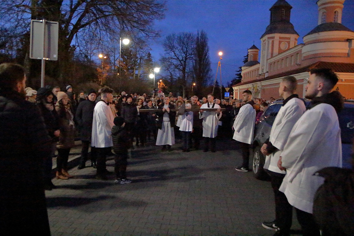 Droga krzyżowa w parafii pw. św. Antoniego Padewskiego w Ostrołęce [07.04.2023] - zdjęcie #22 - eOstroleka.pl