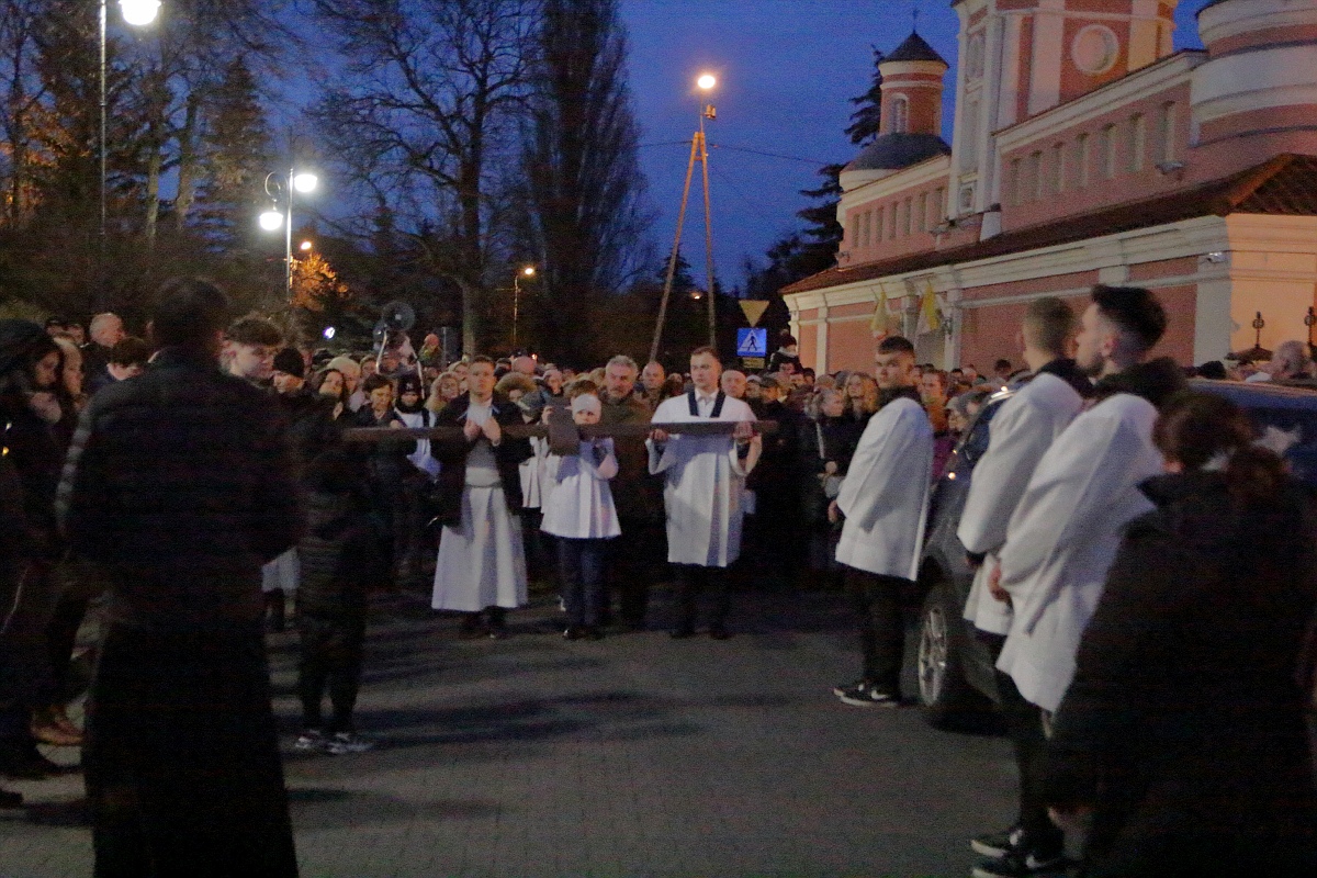 Droga krzyżowa w parafii pw. św. Antoniego Padewskiego w Ostrołęce [07.04.2023] - zdjęcie #21 - eOstroleka.pl