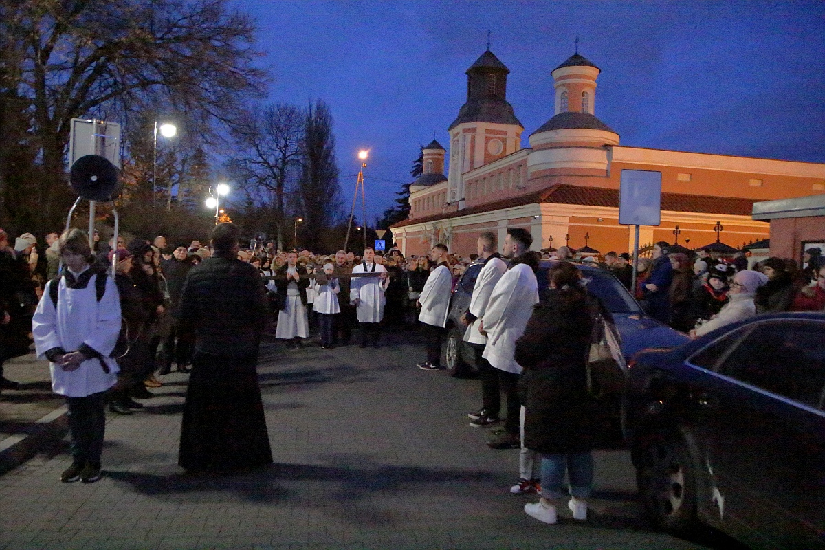 Droga krzyżowa w parafii pw. św. Antoniego Padewskiego w Ostrołęce [07.04.2023] - zdjęcie #20 - eOstroleka.pl