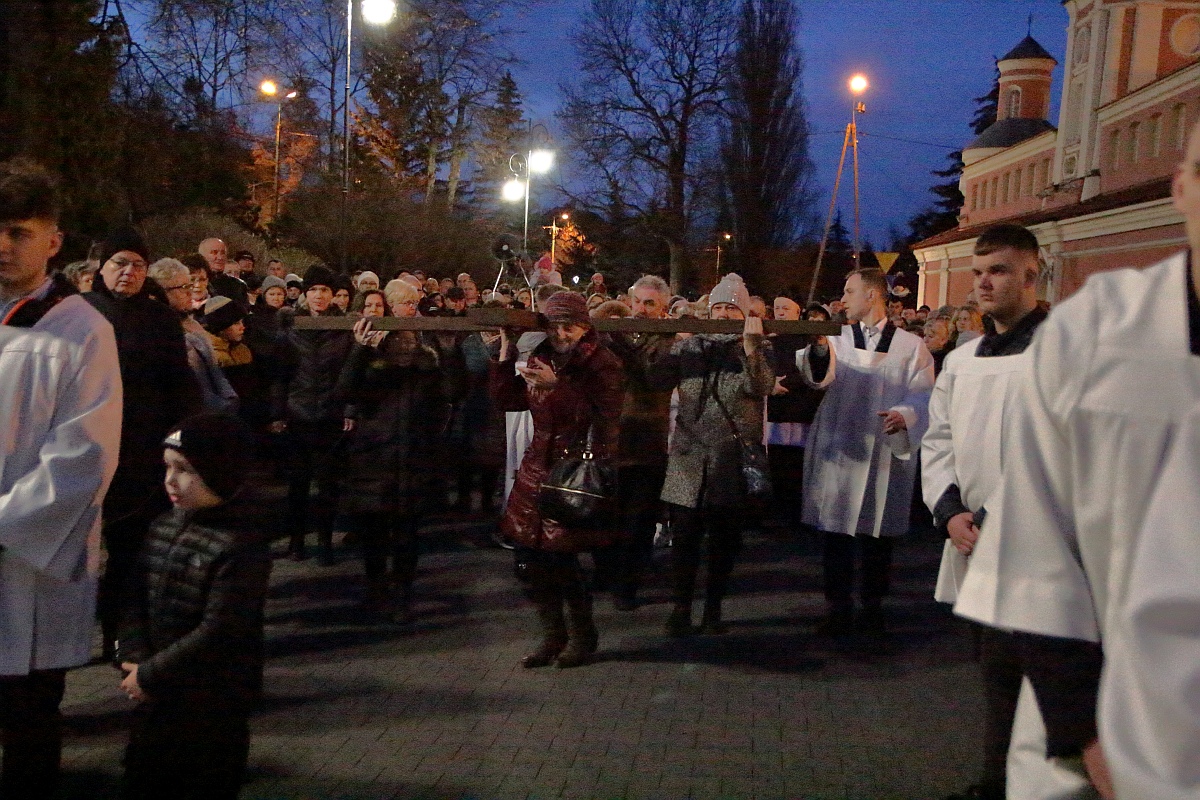 Droga krzyżowa w parafii pw. św. Antoniego Padewskiego w Ostrołęce [07.04.2023] - zdjęcie #19 - eOstroleka.pl