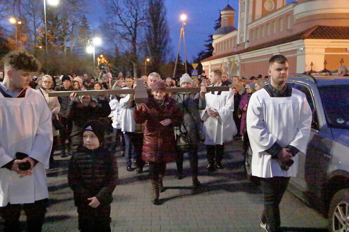 Droga krzyżowa w parafii pw. św. Antoniego Padewskiego w Ostrołęce [07.04.2023] - zdjęcie #18 - eOstroleka.pl
