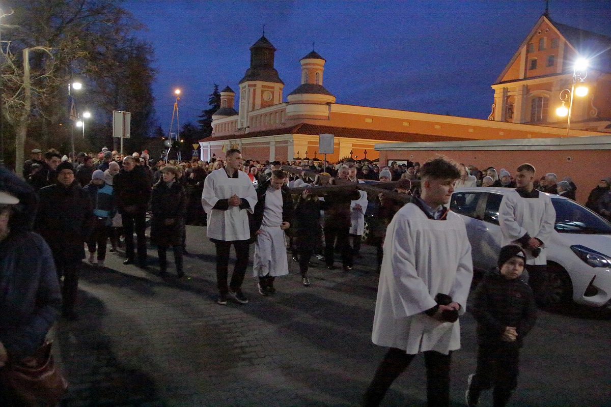 Droga krzyżowa w parafii pw. św. Antoniego Padewskiego w Ostrołęce [07.04.2023] - zdjęcie #17 - eOstroleka.pl