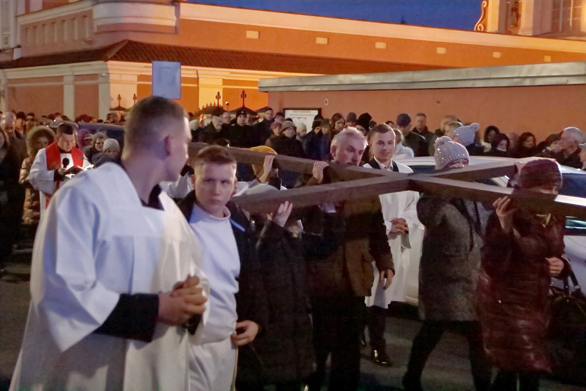 Droga krzyżowa w parafii pw. św. Antoniego Padewskiego w Ostrołęce [07.04.2023] - zdjęcie #16 - eOstroleka.pl