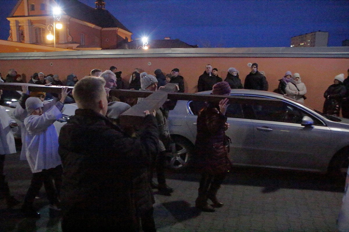 Droga krzyżowa w parafii pw. św. Antoniego Padewskiego w Ostrołęce [07.04.2023] - zdjęcie #15 - eOstroleka.pl