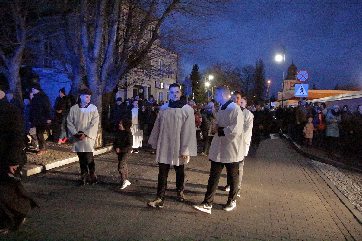 Droga krzyżowa w parafii pw. św. Antoniego Padewskiego w Ostrołęce [07.04.2023] - zdjęcie #14 - eOstroleka.pl