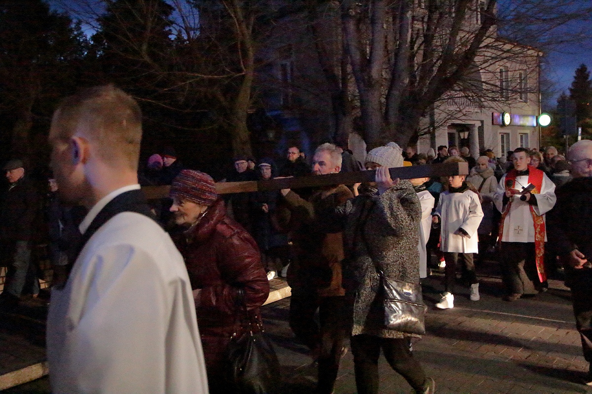 Droga krzyżowa w parafii pw. św. Antoniego Padewskiego w Ostrołęce [07.04.2023] - zdjęcie #13 - eOstroleka.pl