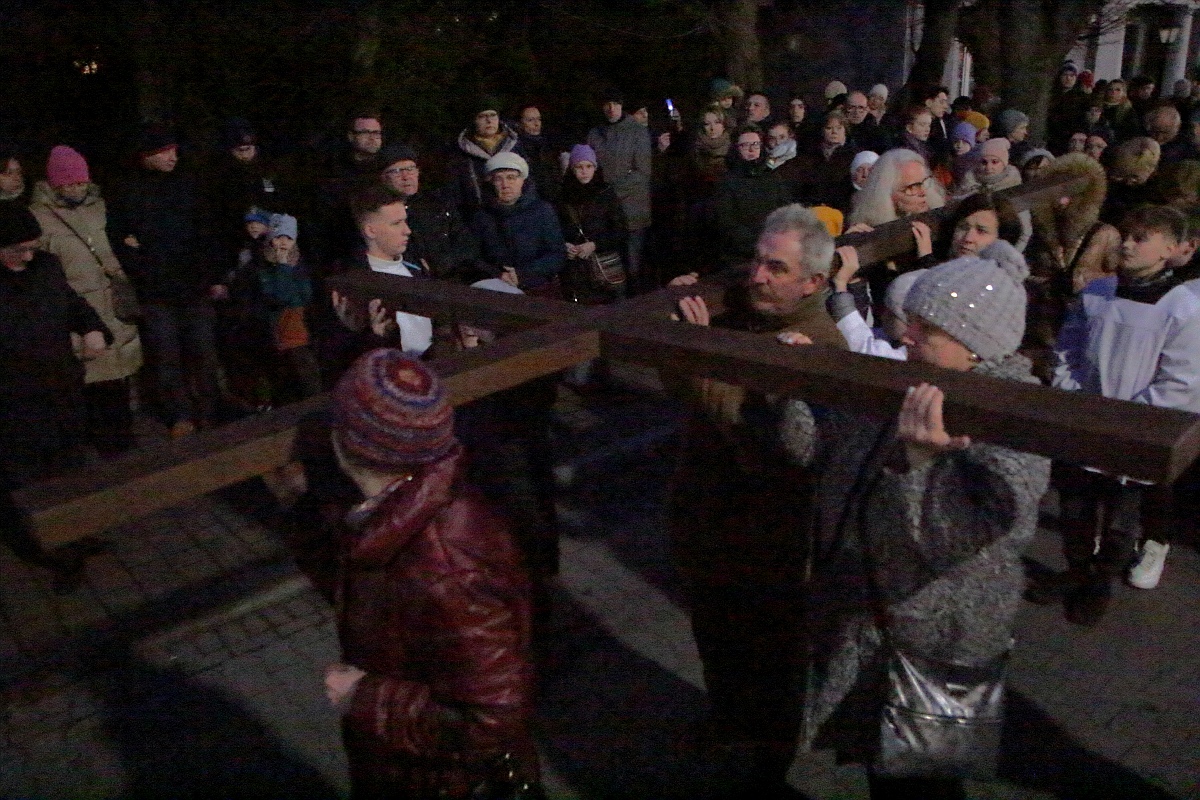 Droga krzyżowa w parafii pw. św. Antoniego Padewskiego w Ostrołęce [07.04.2023] - zdjęcie #12 - eOstroleka.pl