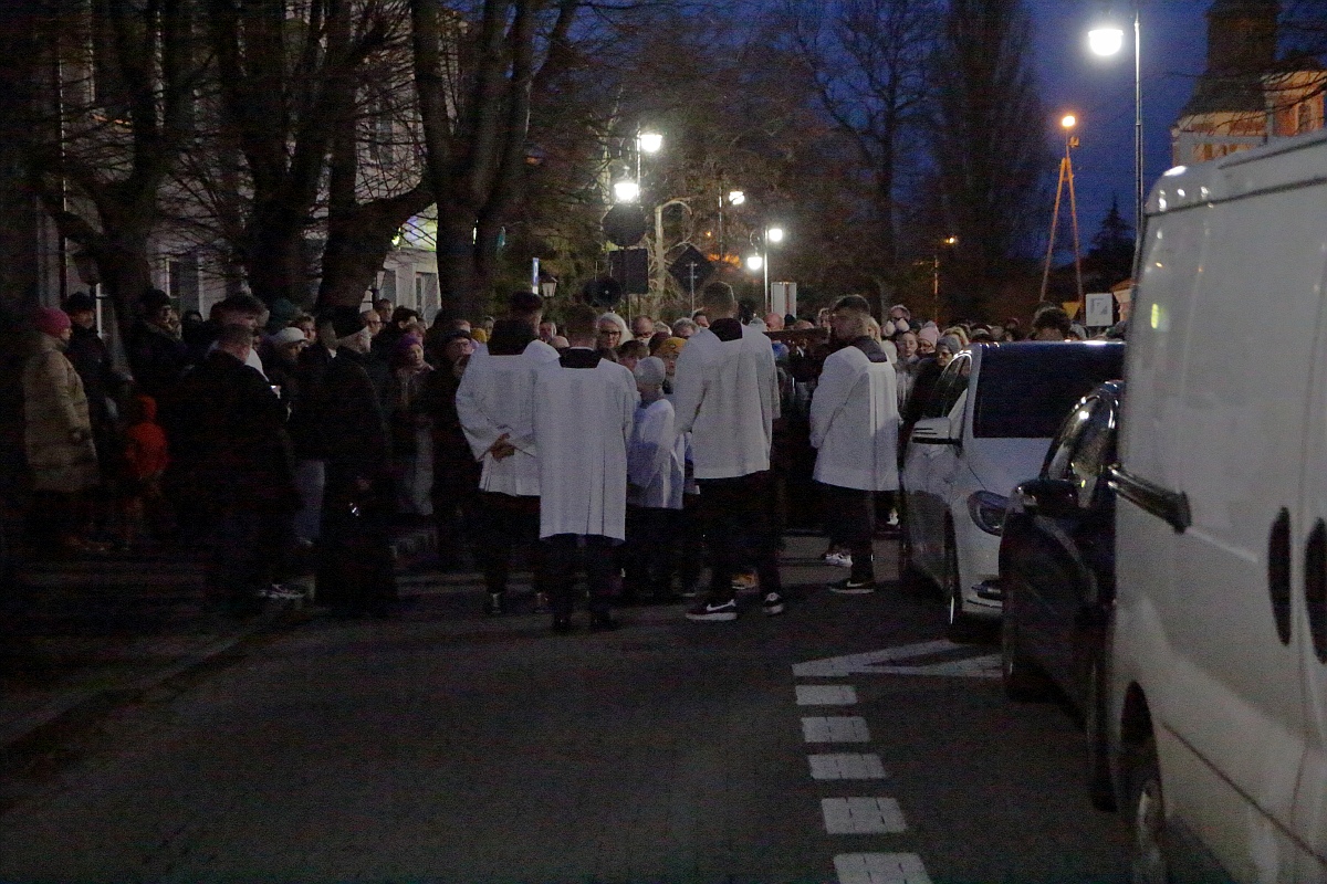 Droga krzyżowa w parafii pw. św. Antoniego Padewskiego w Ostrołęce [07.04.2023] - zdjęcie #11 - eOstroleka.pl