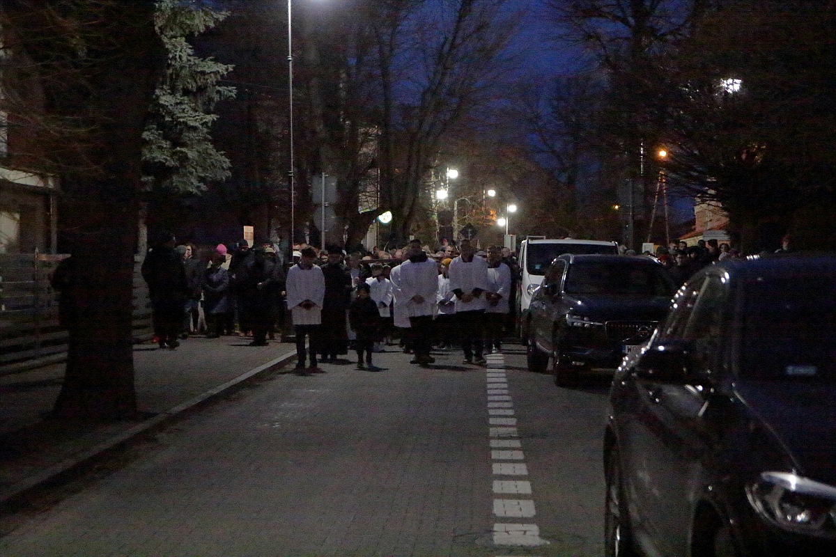 Droga krzyżowa w parafii pw. św. Antoniego Padewskiego w Ostrołęce [07.04.2023] - zdjęcie #10 - eOstroleka.pl