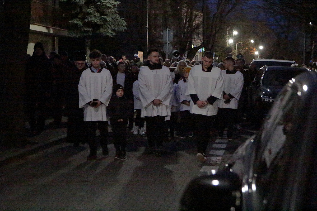 Droga krzyżowa w parafii pw. św. Antoniego Padewskiego w Ostrołęce [07.04.2023] - zdjęcie #9 - eOstroleka.pl