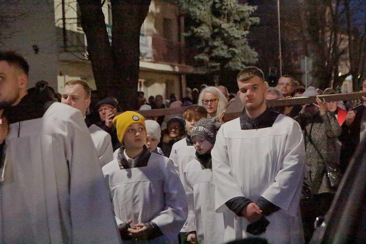 Droga krzyżowa w parafii pw. św. Antoniego Padewskiego w Ostrołęce [07.04.2023] - zdjęcie #8 - eOstroleka.pl