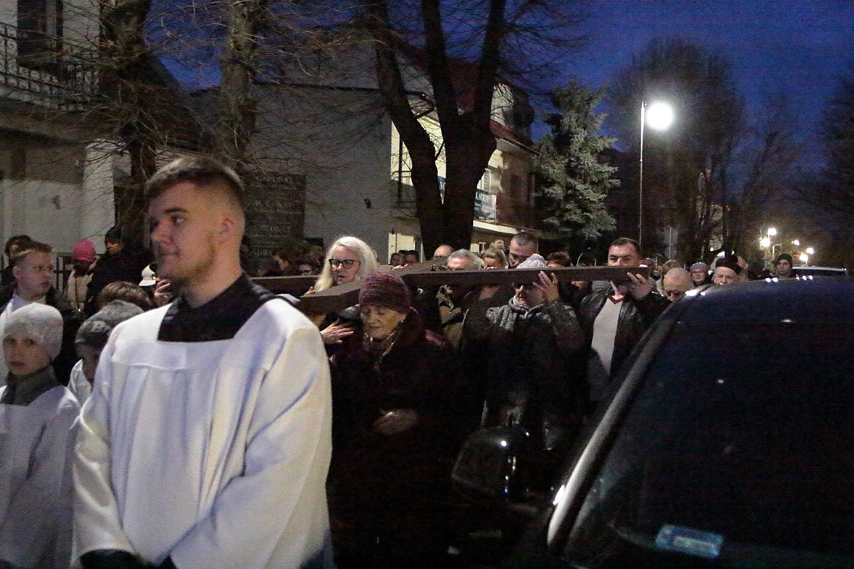 Droga krzyżowa w parafii pw. św. Antoniego Padewskiego w Ostrołęce [07.04.2023] - zdjęcie #7 - eOstroleka.pl