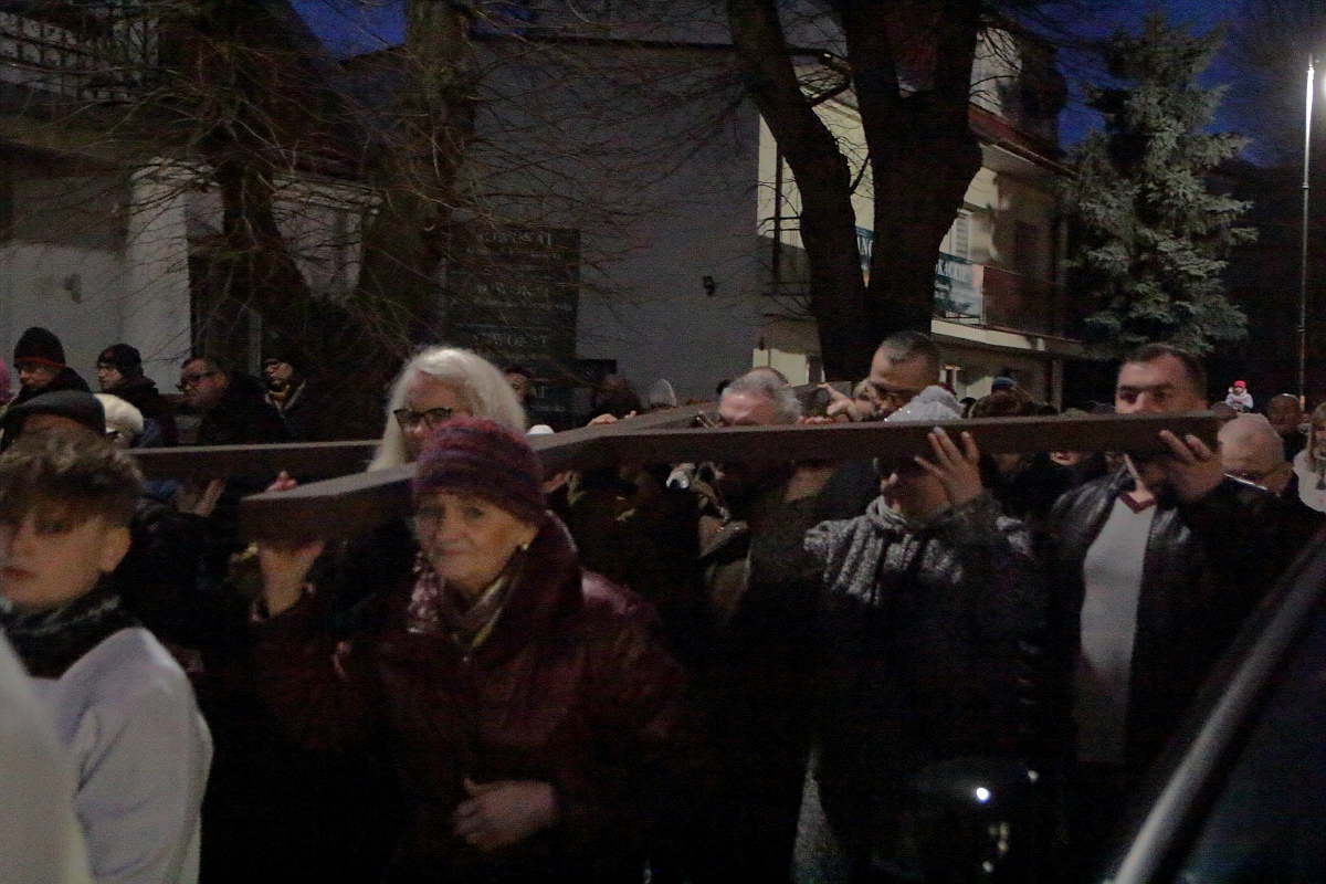 Droga krzyżowa w parafii pw. św. Antoniego Padewskiego w Ostrołęce [07.04.2023] - zdjęcie #6 - eOstroleka.pl