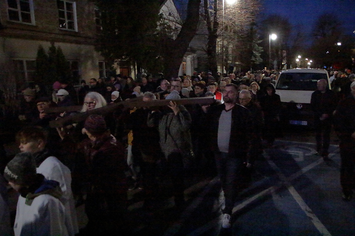 Droga krzyżowa w parafii pw. św. Antoniego Padewskiego w Ostrołęce [07.04.2023] - zdjęcie #5 - eOstroleka.pl