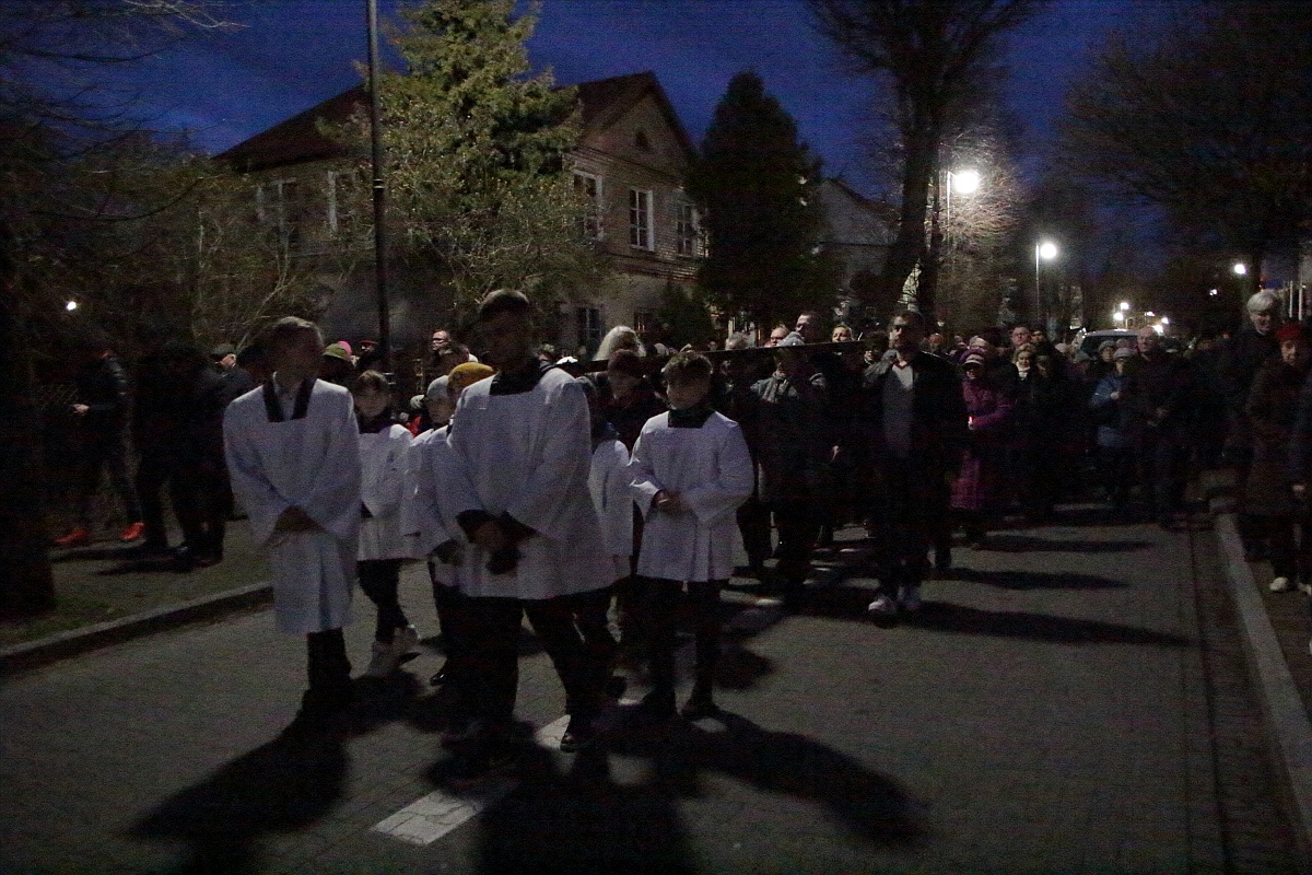 Droga krzyżowa w parafii pw. św. Antoniego Padewskiego w Ostrołęce [07.04.2023] - zdjęcie #4 - eOstroleka.pl