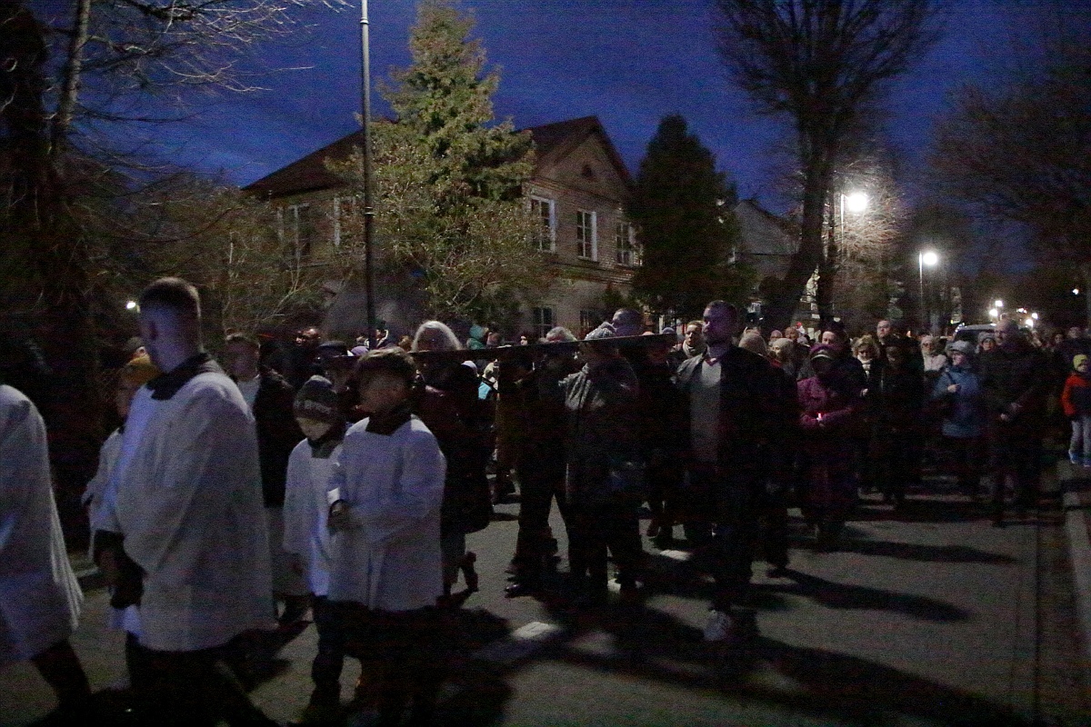 Droga krzyżowa w parafii pw. św. Antoniego Padewskiego w Ostrołęce [07.04.2023] - zdjęcie #3 - eOstroleka.pl