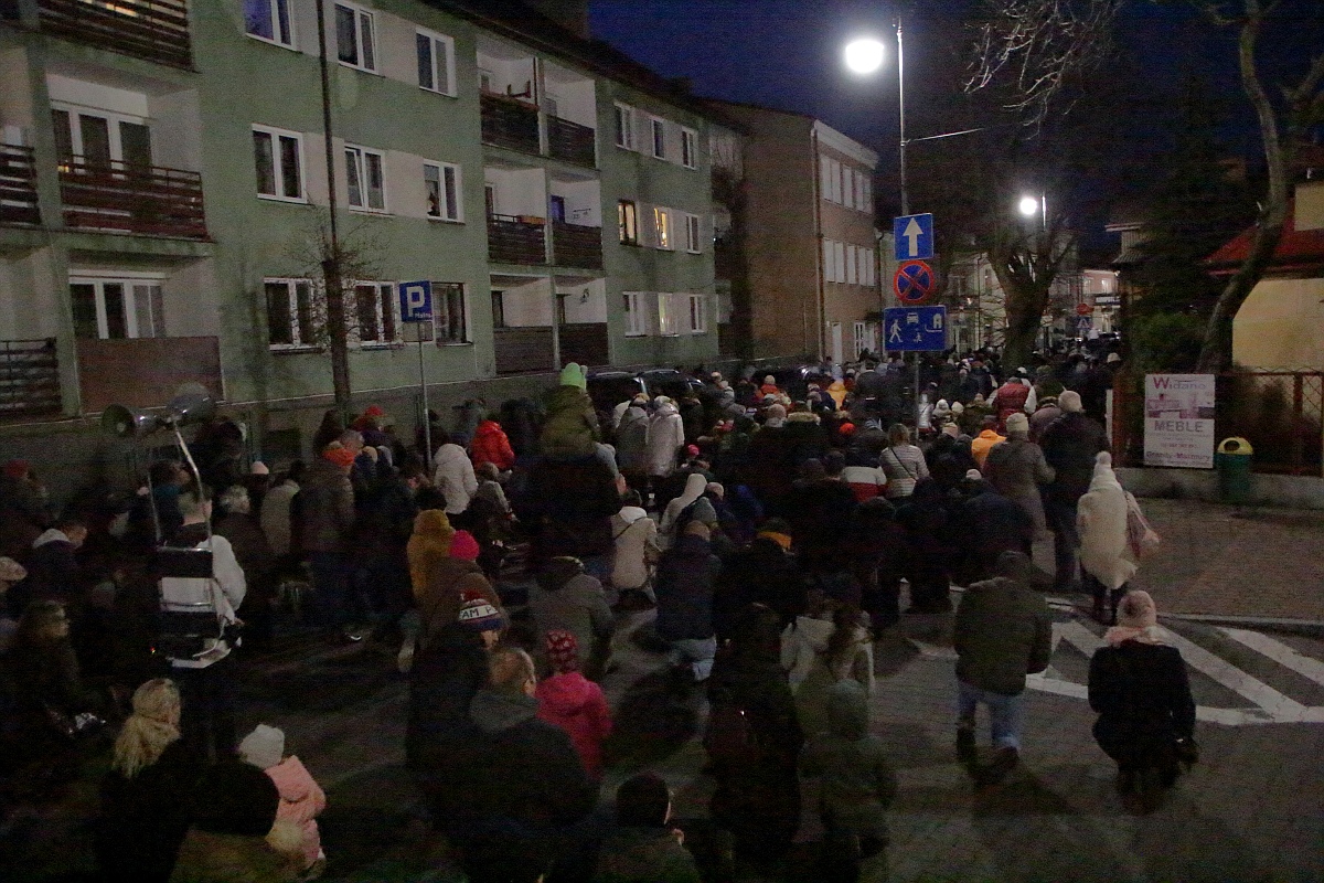 Droga krzyżowa w parafii pw. św. Antoniego Padewskiego w Ostrołęce [07.04.2023] - zdjęcie #2 - eOstroleka.pl