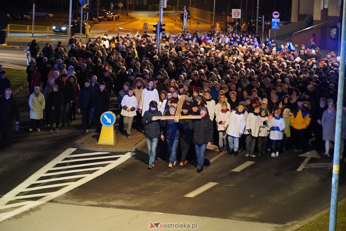 Droga Krzyżowa ulicami Ostrołęki - parafia św. Franciszka z Asyżu [7.04.2023] - zdjęcie #68 - eOstroleka.pl
