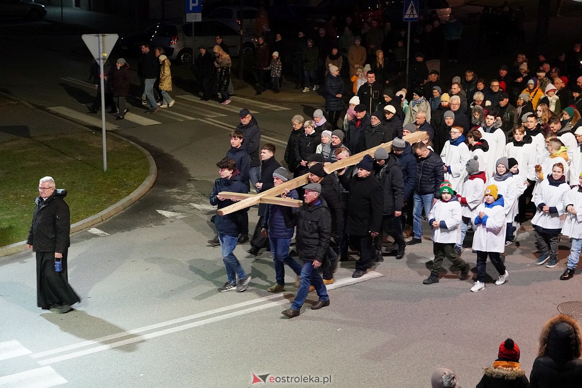 Droga Krzyżowa ulicami Ostrołęki - parafia św. Franciszka z Asyżu [7.04.2023] - zdjęcie #65 - eOstroleka.pl