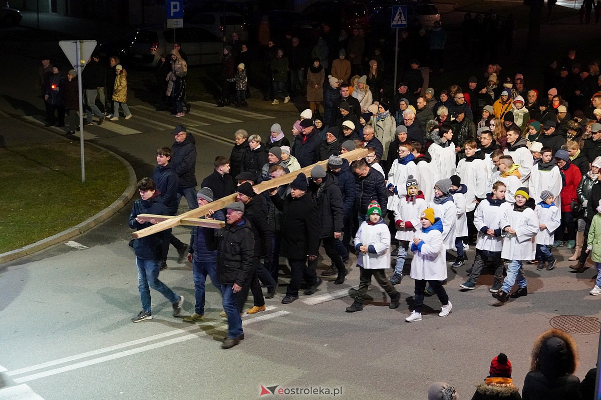 Droga Krzyżowa ulicami Ostrołęki - parafia św. Franciszka z Asyżu [7.04.2023] - zdjęcie #64 - eOstroleka.pl