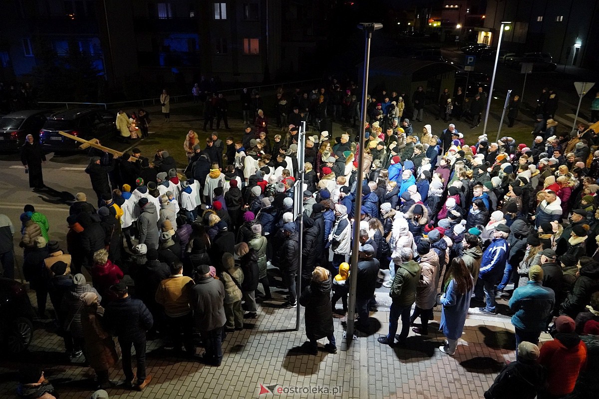 Droga Krzyżowa ulicami Ostrołęki - parafia św. Franciszka z Asyżu [7.04.2023] - zdjęcie #63 - eOstroleka.pl