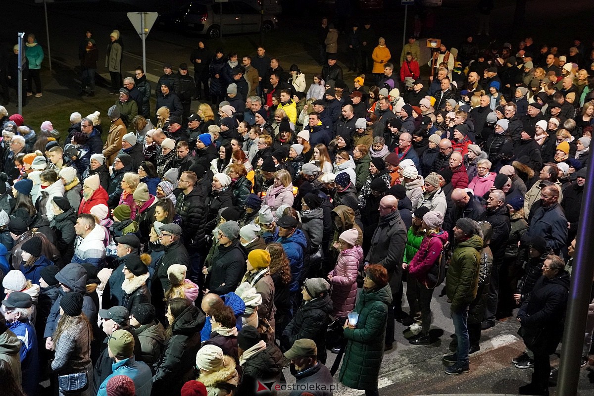 Droga Krzyżowa ulicami Ostrołęki - parafia św. Franciszka z Asyżu [7.04.2023] - zdjęcie #59 - eOstroleka.pl