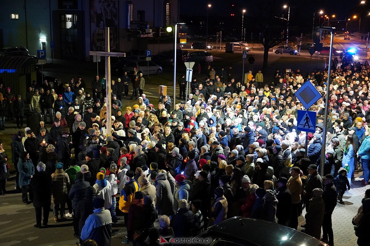 Droga Krzyżowa ulicami Ostrołęki - parafia św. Franciszka z Asyżu [7.04.2023] - zdjęcie #50 - eOstroleka.pl