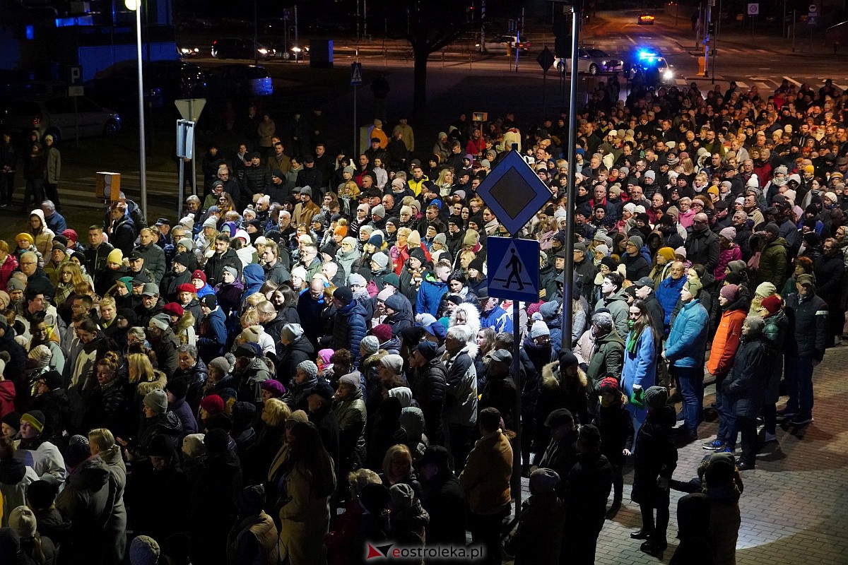 Droga Krzyżowa ulicami Ostrołęki - parafia św. Franciszka z Asyżu [7.04.2023] - zdjęcie #47 - eOstroleka.pl