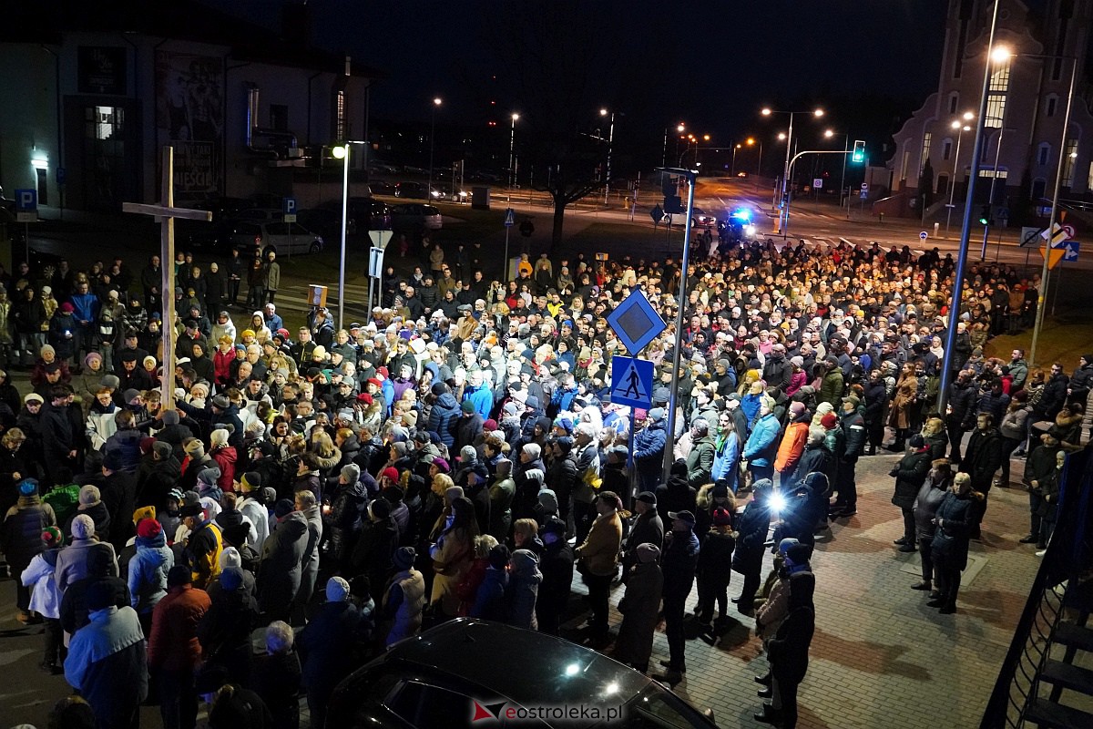 Droga Krzyżowa ulicami Ostrołęki - parafia św. Franciszka z Asyżu [7.04.2023] - zdjęcie #44 - eOstroleka.pl