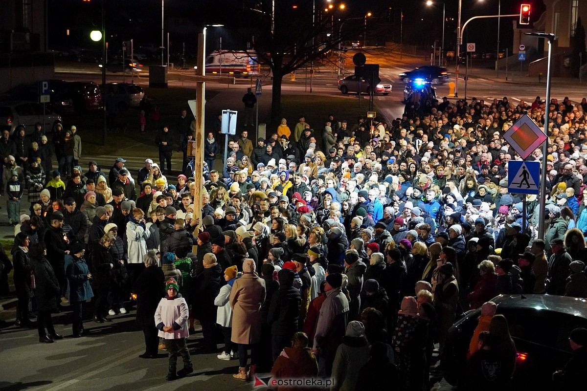 Droga Krzyżowa ulicami Ostrołęki - parafia św. Franciszka z Asyżu [7.04.2023] - zdjęcie #33 - eOstroleka.pl