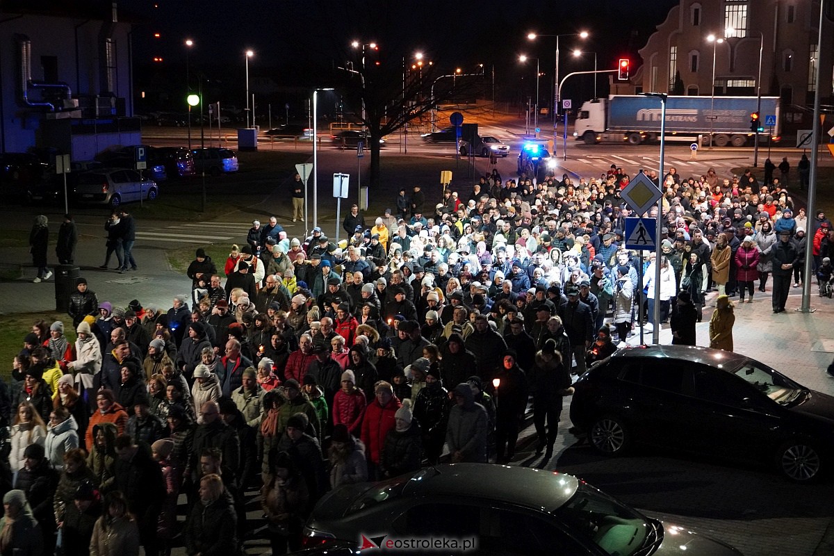 Droga Krzyżowa ulicami Ostrołęki - parafia św. Franciszka z Asyżu [7.04.2023] - zdjęcie #32 - eOstroleka.pl