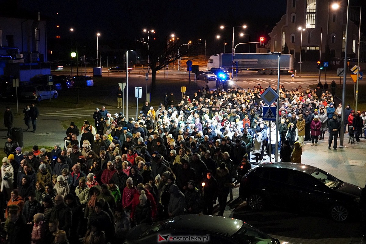 Droga Krzyżowa ulicami Ostrołęki - parafia św. Franciszka z Asyżu [7.04.2023] - zdjęcie #31 - eOstroleka.pl