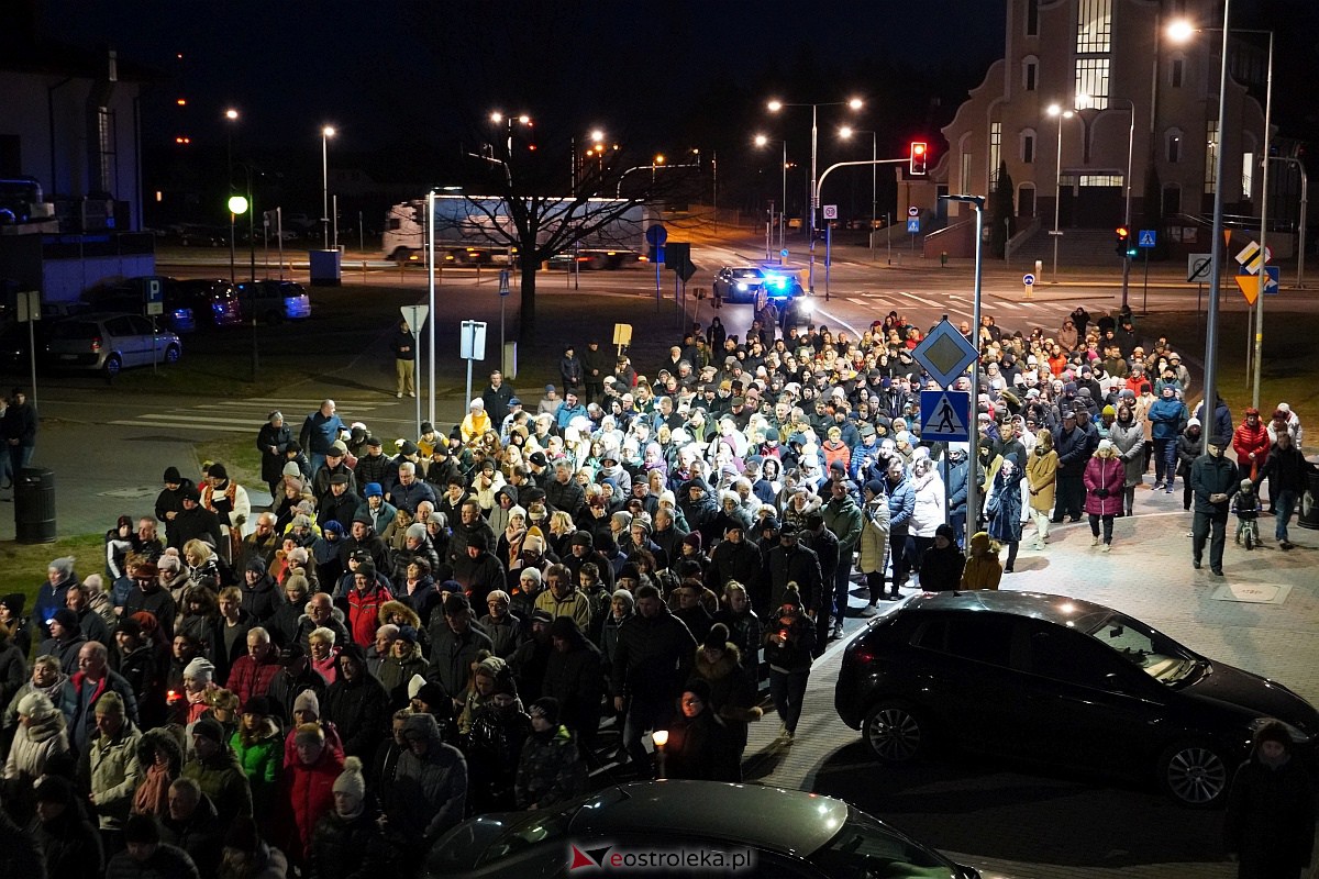 Droga Krzyżowa ulicami Ostrołęki - parafia św. Franciszka z Asyżu [7.04.2023] - zdjęcie #30 - eOstroleka.pl