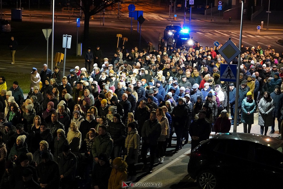 Droga Krzyżowa ulicami Ostrołęki - parafia św. Franciszka z Asyżu [7.04.2023] - zdjęcie #28 - eOstroleka.pl