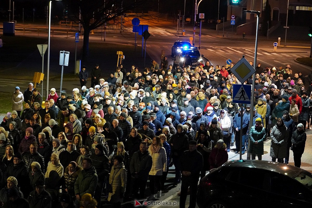 Droga Krzyżowa ulicami Ostrołęki - parafia św. Franciszka z Asyżu [7.04.2023] - zdjęcie #27 - eOstroleka.pl