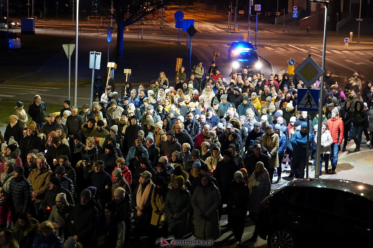 Droga Krzyżowa ulicami Ostrołęki - parafia św. Franciszka z Asyżu [7.04.2023] - zdjęcie #25 - eOstroleka.pl