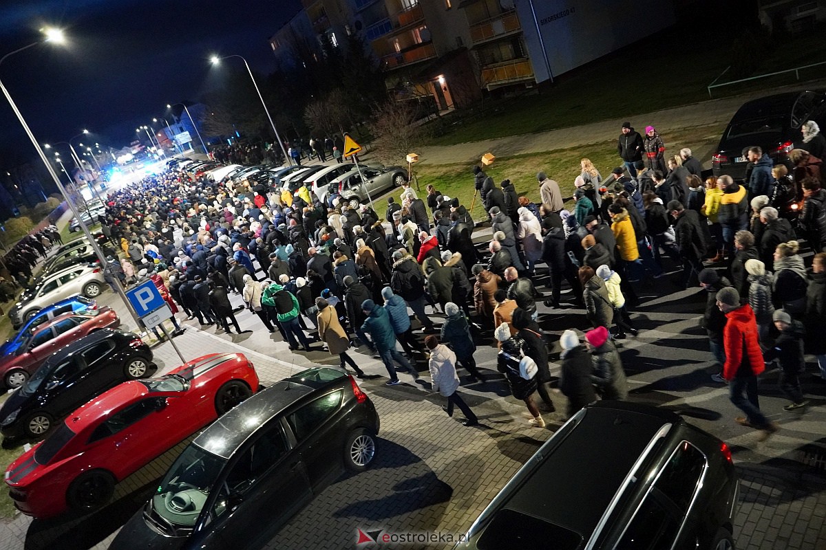 Droga Krzyżowa ulicami Ostrołęki - parafia św. Franciszka z Asyżu [7.04.2023] - zdjęcie #18 - eOstroleka.pl
