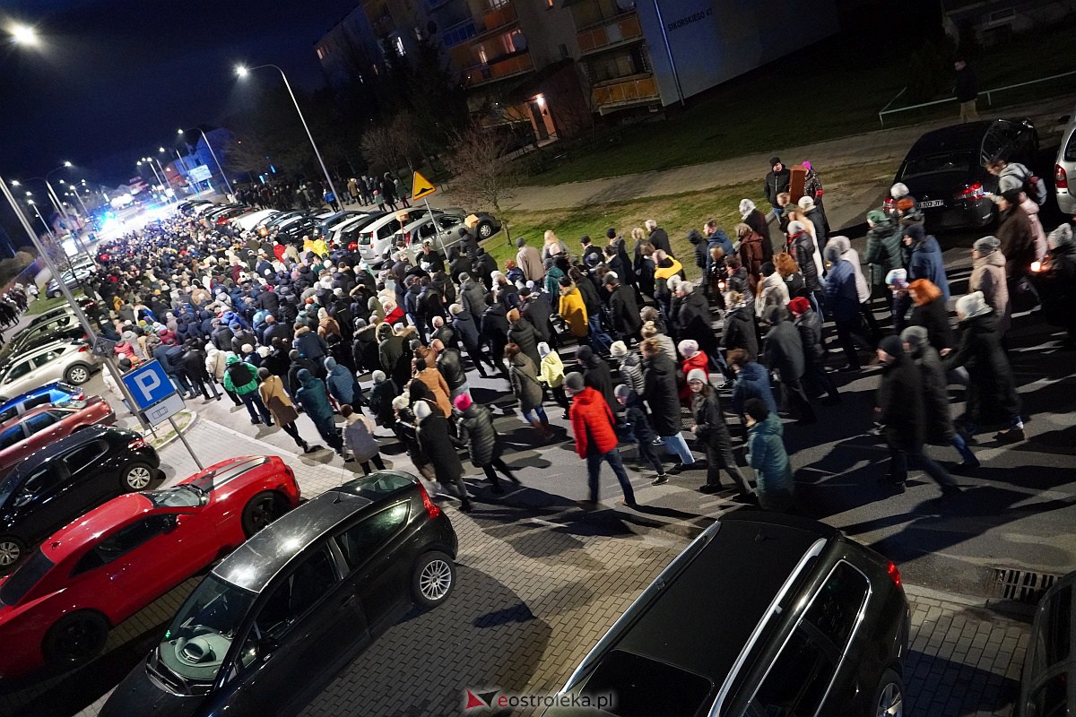 Droga Krzyżowa ulicami Ostrołęki - parafia św. Franciszka z Asyżu [7.04.2023] - zdjęcie #16 - eOstroleka.pl