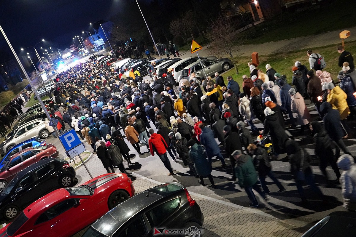 Droga Krzyżowa ulicami Ostrołęki - parafia św. Franciszka z Asyżu [7.04.2023] - zdjęcie #15 - eOstroleka.pl