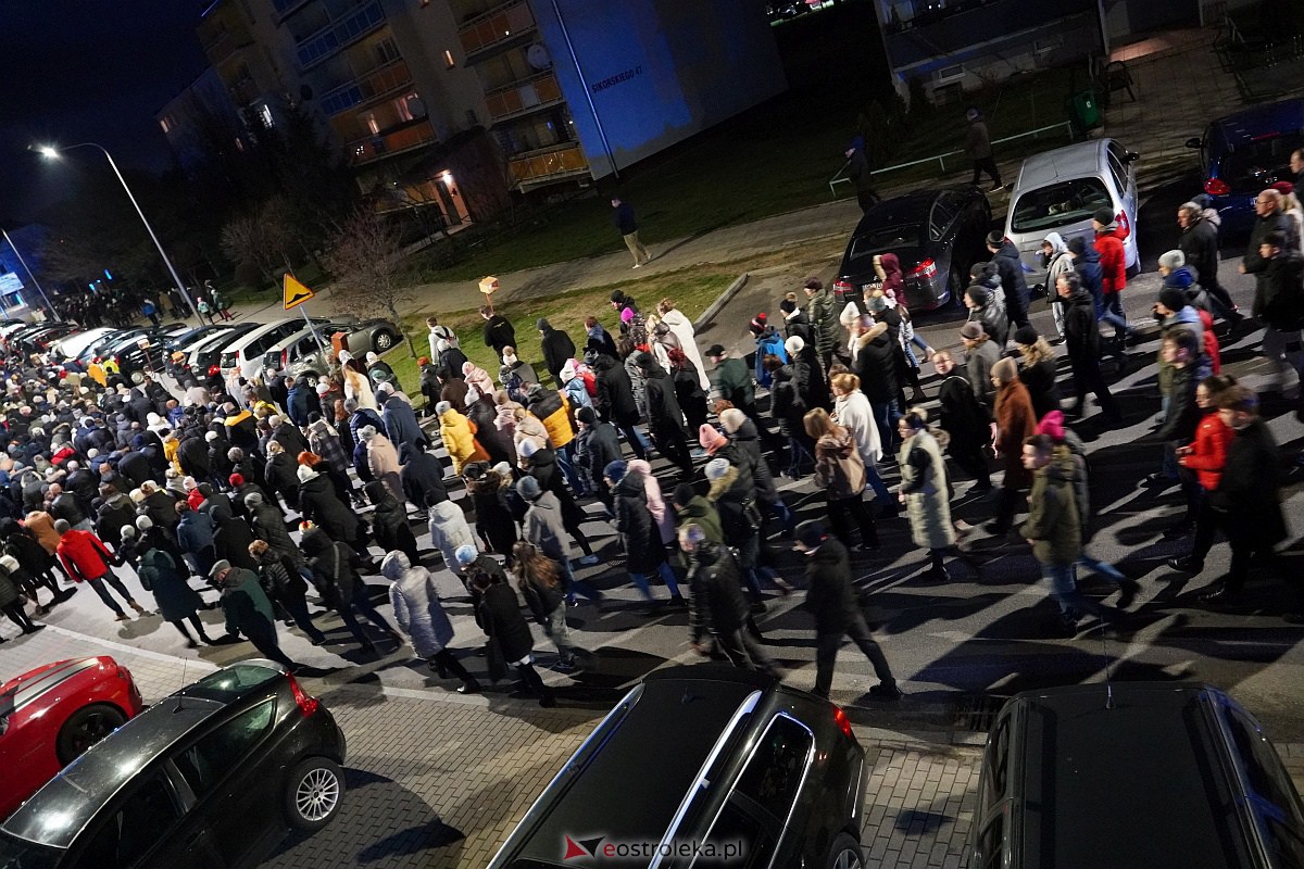 Droga Krzyżowa ulicami Ostrołęki - parafia św. Franciszka z Asyżu [7.04.2023] - zdjęcie #12 - eOstroleka.pl