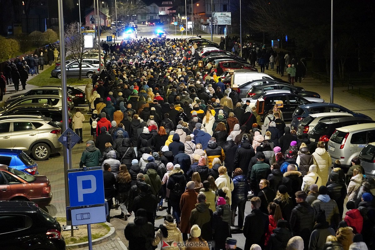 Droga Krzyżowa ulicami Ostrołęki - parafia św. Franciszka z Asyżu [7.04.2023] - zdjęcie #6 - eOstroleka.pl