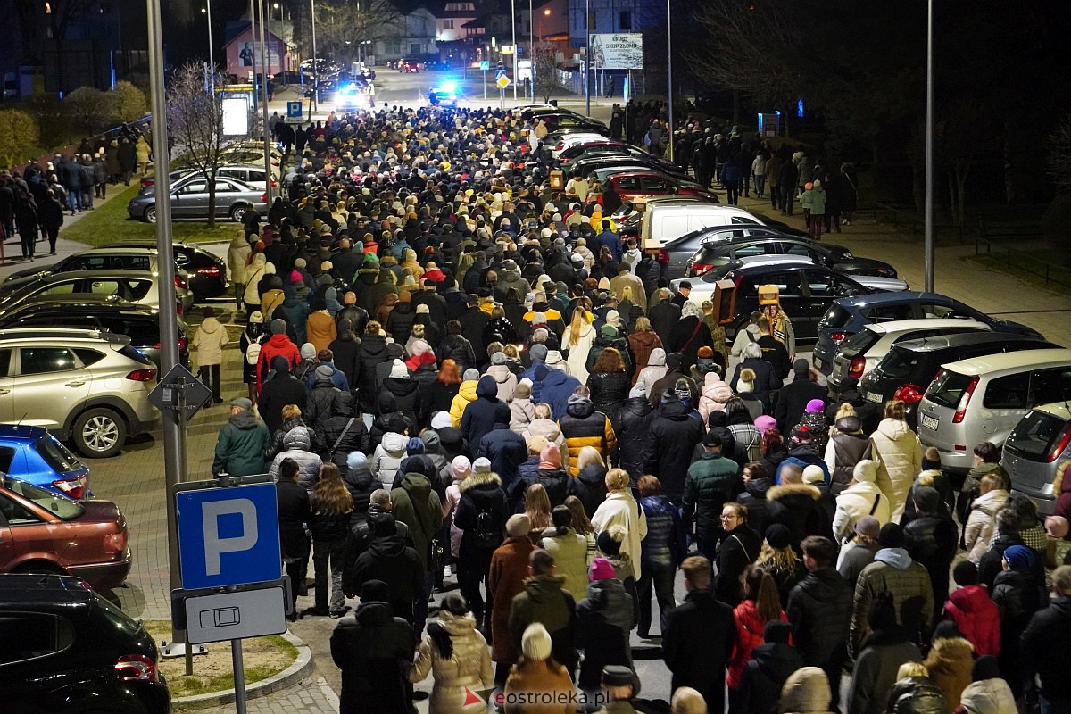 Droga Krzyżowa ulicami Ostrołęki - parafia św. Franciszka z Asyżu [7.04.2023] - zdjęcie #5 - eOstroleka.pl