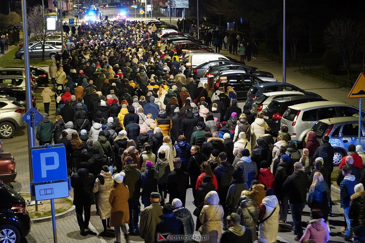 Droga Krzyżowa ulicami Ostrołęki - parafia św. Franciszka z Asyżu [7.04.2023] - zdjęcie #4 - eOstroleka.pl