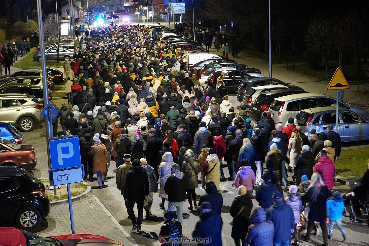 Droga Krzyżowa ulicami Ostrołęki - parafia św. Franciszka z Asyżu [7.04.2023] - zdjęcie #3 - eOstroleka.pl