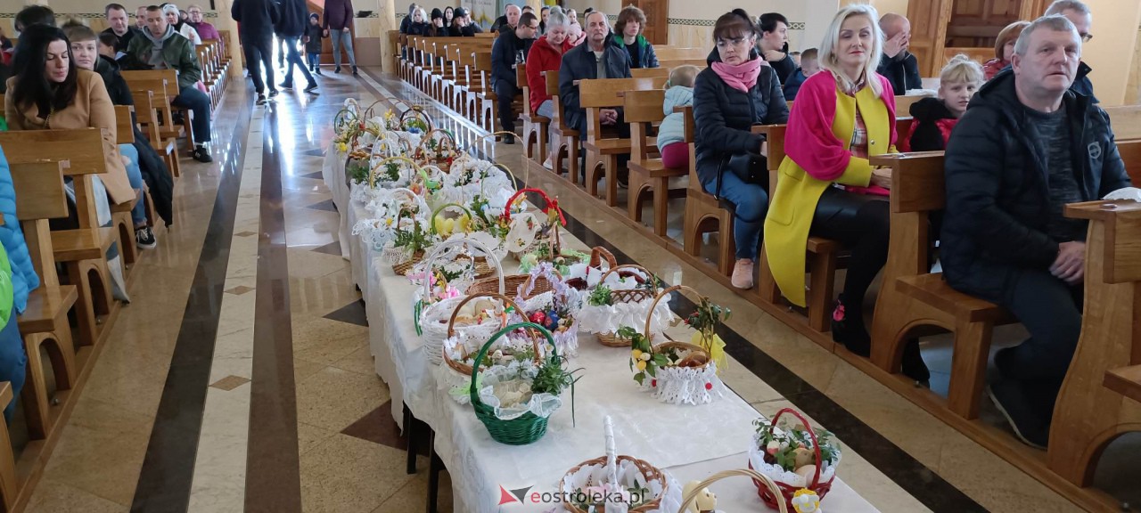 Święcenie pokarmów w Ostrołęce [08.04.2023] - zdjęcie #24 - eOstroleka.pl